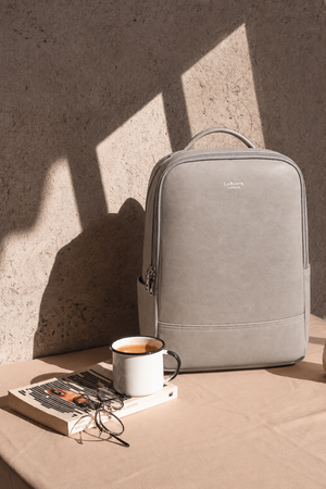 Akaziengrauer veganer Laptop-Rucksack